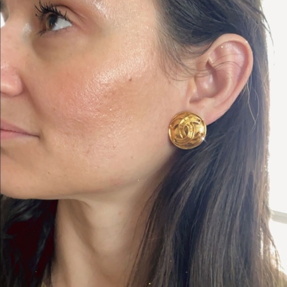 Host pick Authentic Vintage Chanel gold plated Clip on earrings - Picture 16 of 17